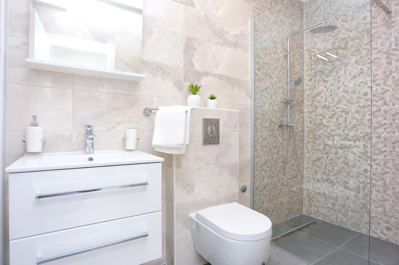 Family Friendly Apartments With A Swimming Pool Zivogosce - Porat, Makarska - 18150 Esterno foto