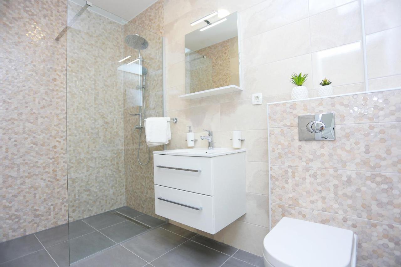 Family Friendly Apartments With A Swimming Pool Zivogosce - Porat, Makarska - 18150 Esterno foto